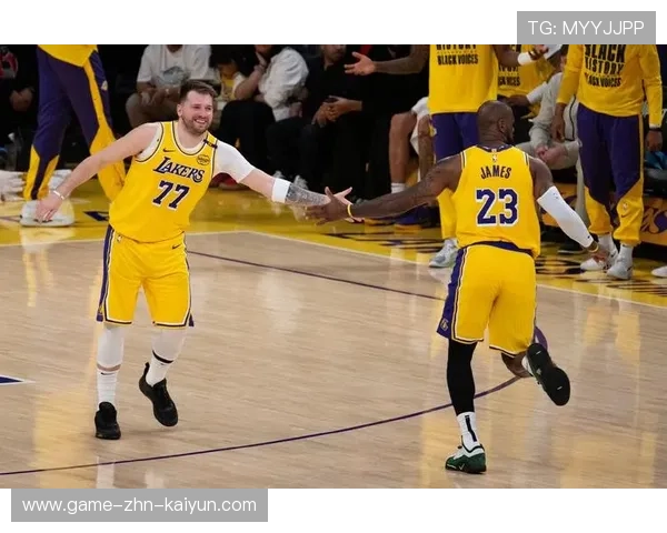 东契奇怒砸球鞋:裁判太离谱 东契奇怒砸球鞋:裁判太离谱